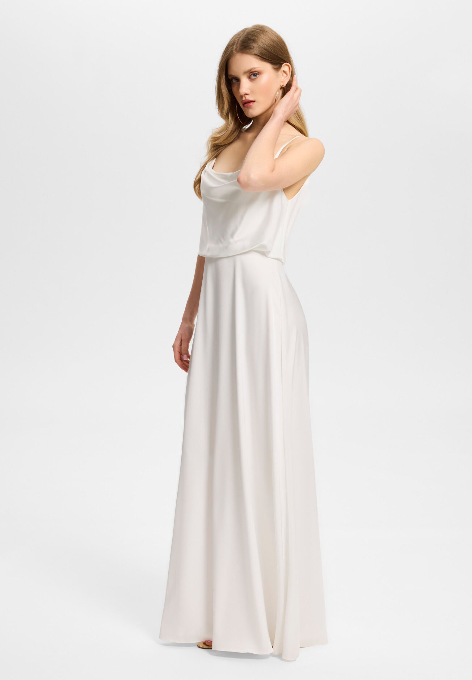 Abendkleid aus Satin mit angedeutetem Wasserfallausschnitt