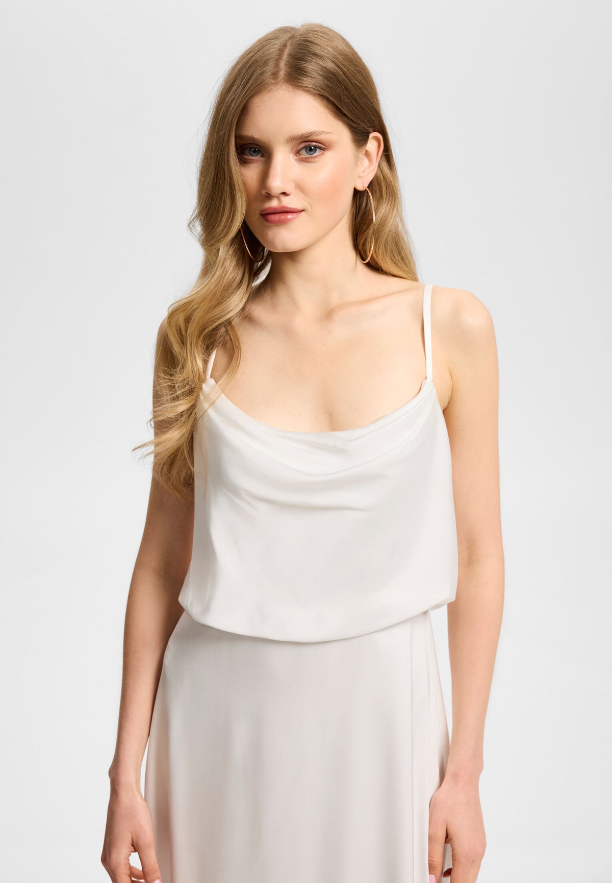 Abendkleid aus Satin mit angedeutetem Wasserfallausschnitt