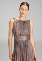 Glänzendes Plissee-Kleid