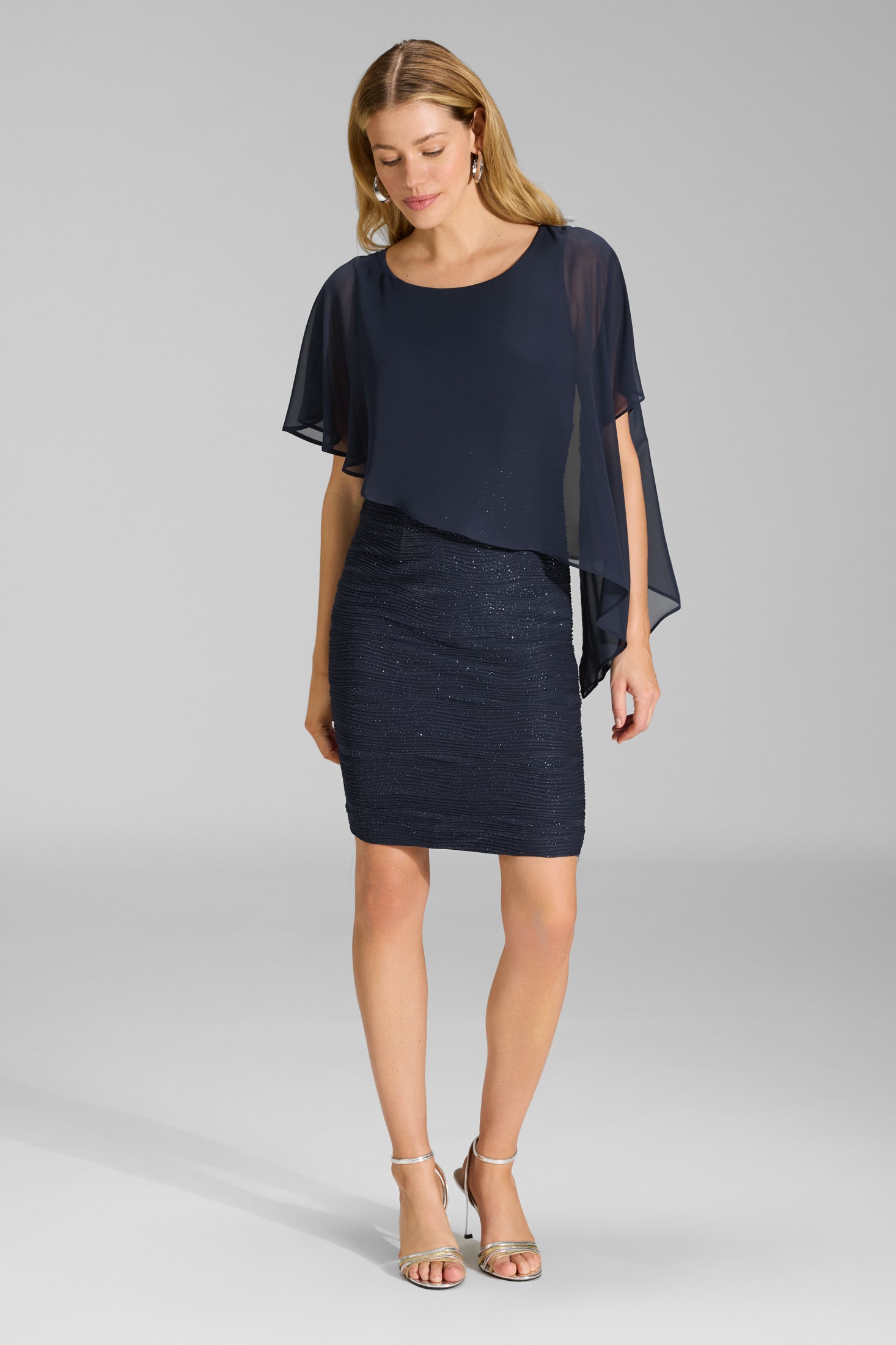 Etuikleid mit asymmetrischem Chiffon-Überwurf navy