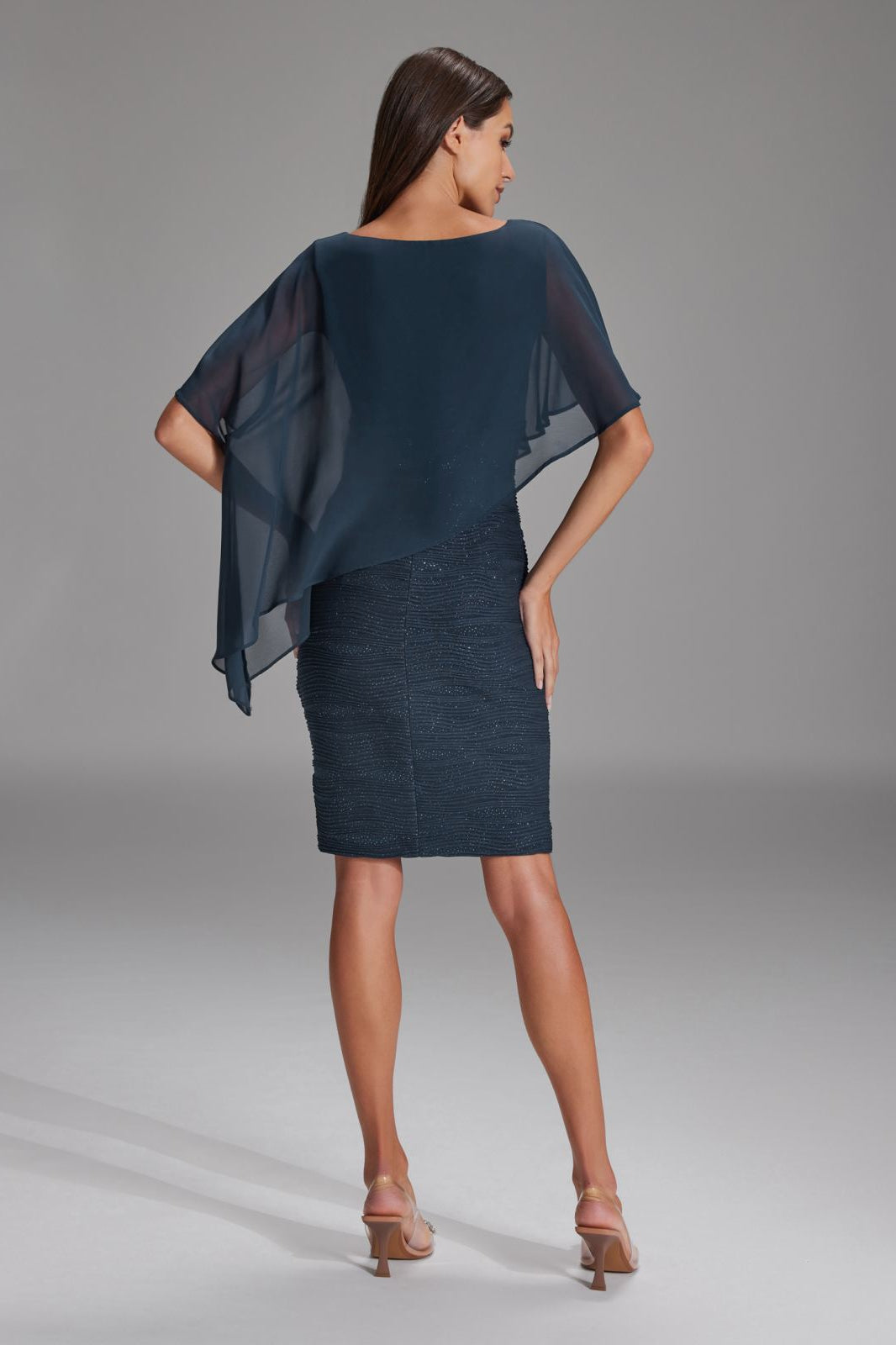 Etuikleid mit asymmetrischem Chiffon-Überwurf