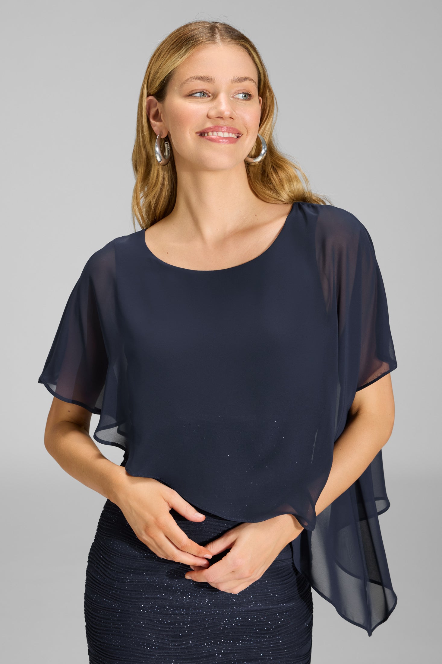 Etuikleid mit asymmetrischem Chiffon-Überwurf