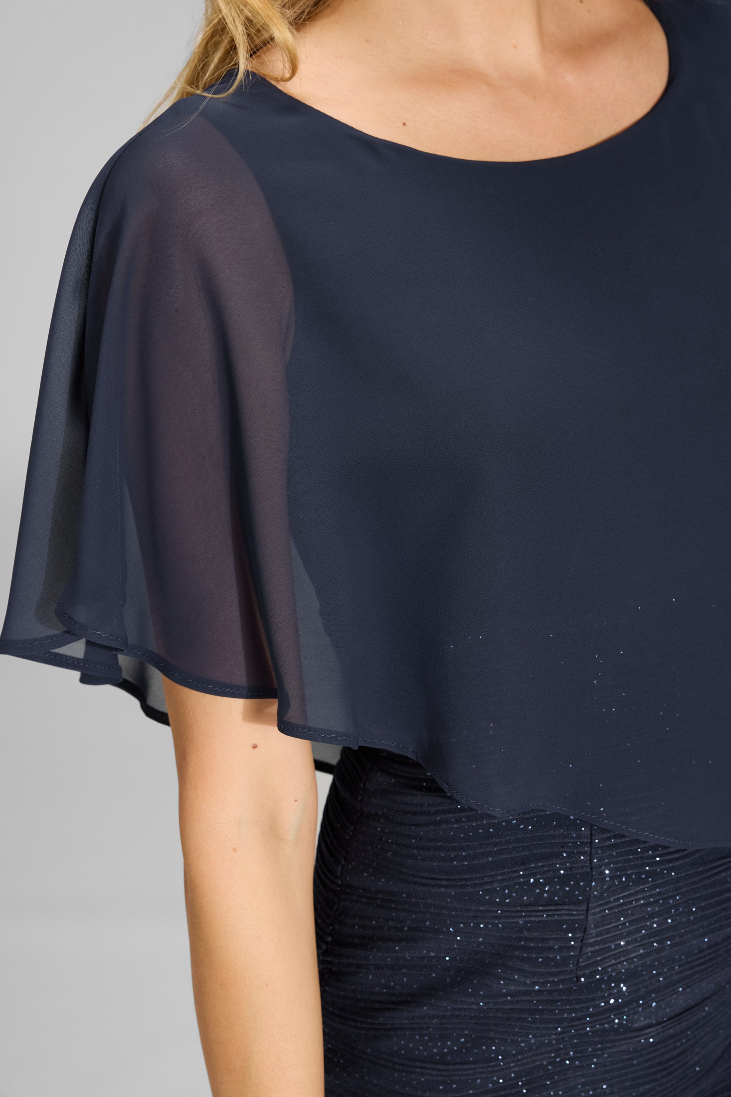 Etuikleid mit asymmetrischem Chiffon-Überwurf