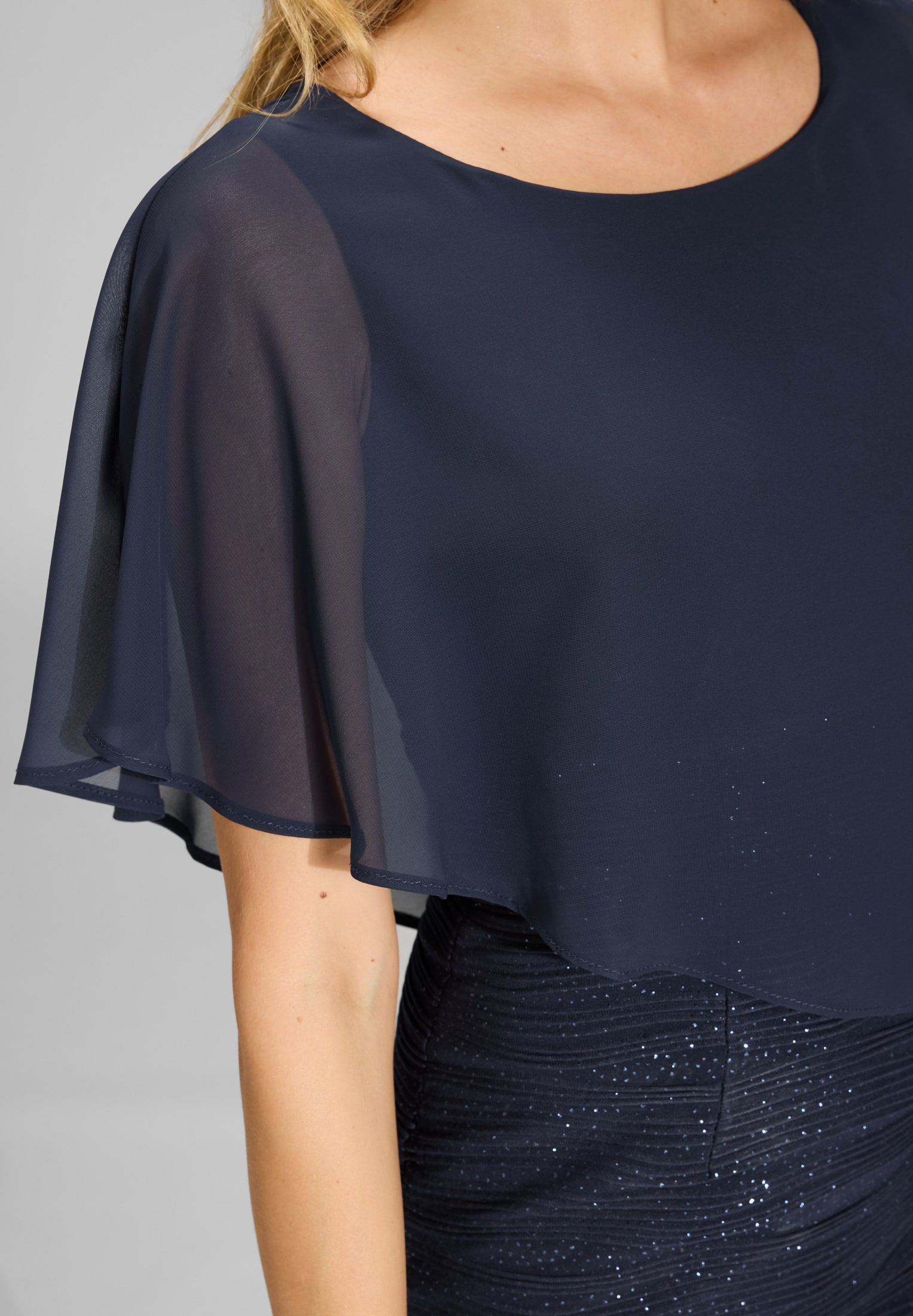 Etuikleid mit asymmetrischem Chiffon-Überwurf