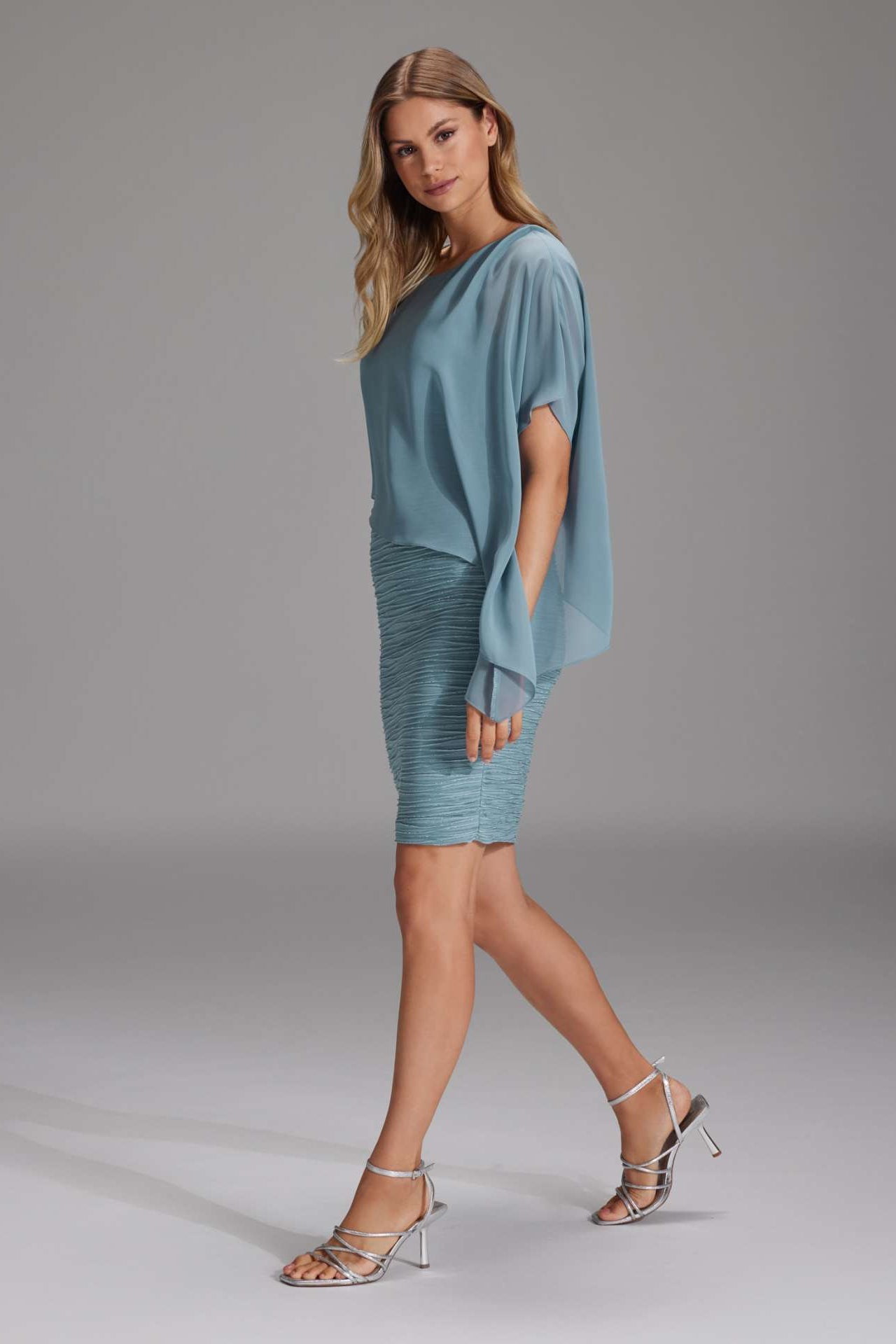 Etuikleid mit asymmetrischem Chiffon-Überwurf