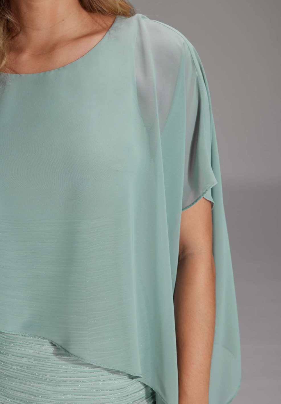 Etuikleid mit asymmetrischem Chiffon-Überwurf