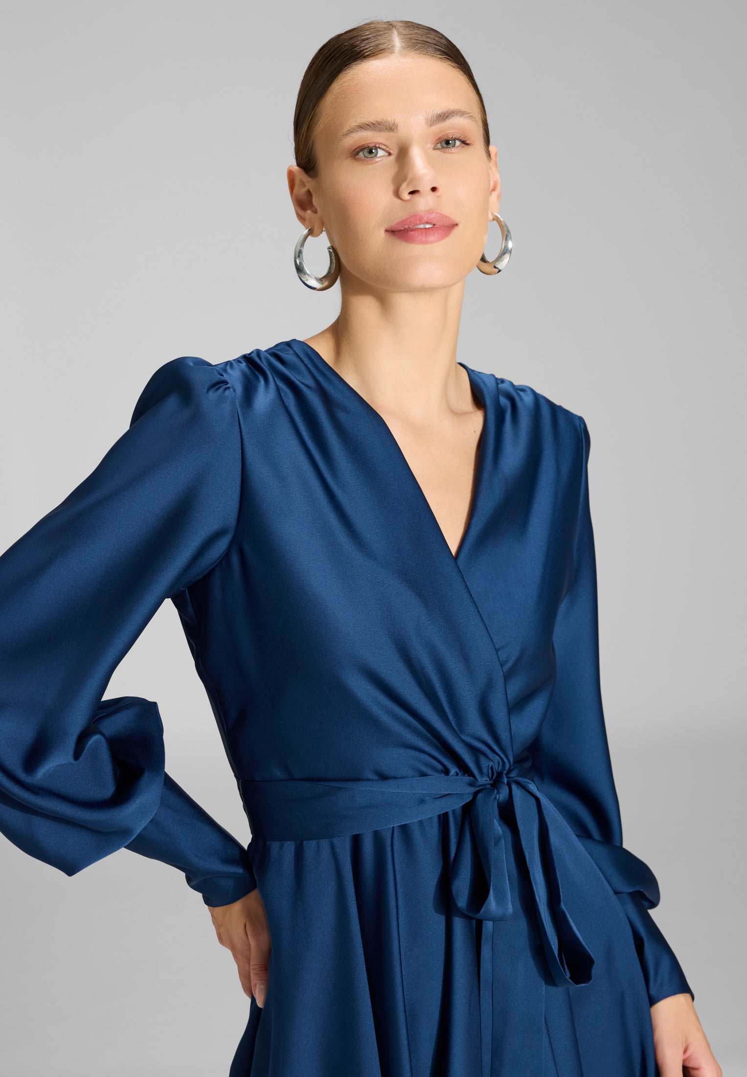 Kurzes Cocktailkleid im Wickel-Design