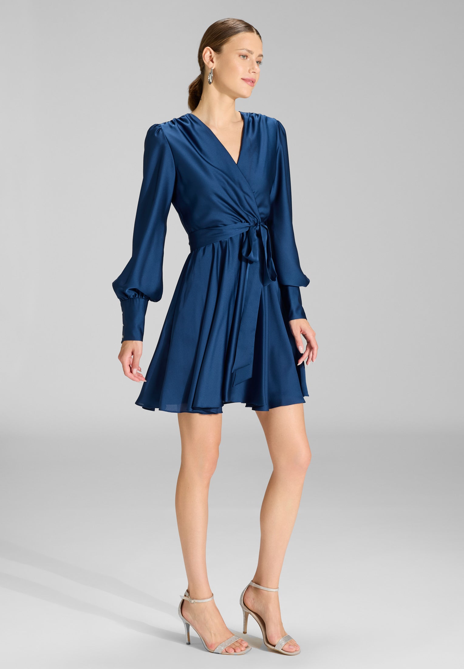 Kurzes Cocktailkleid im Wickel-Design