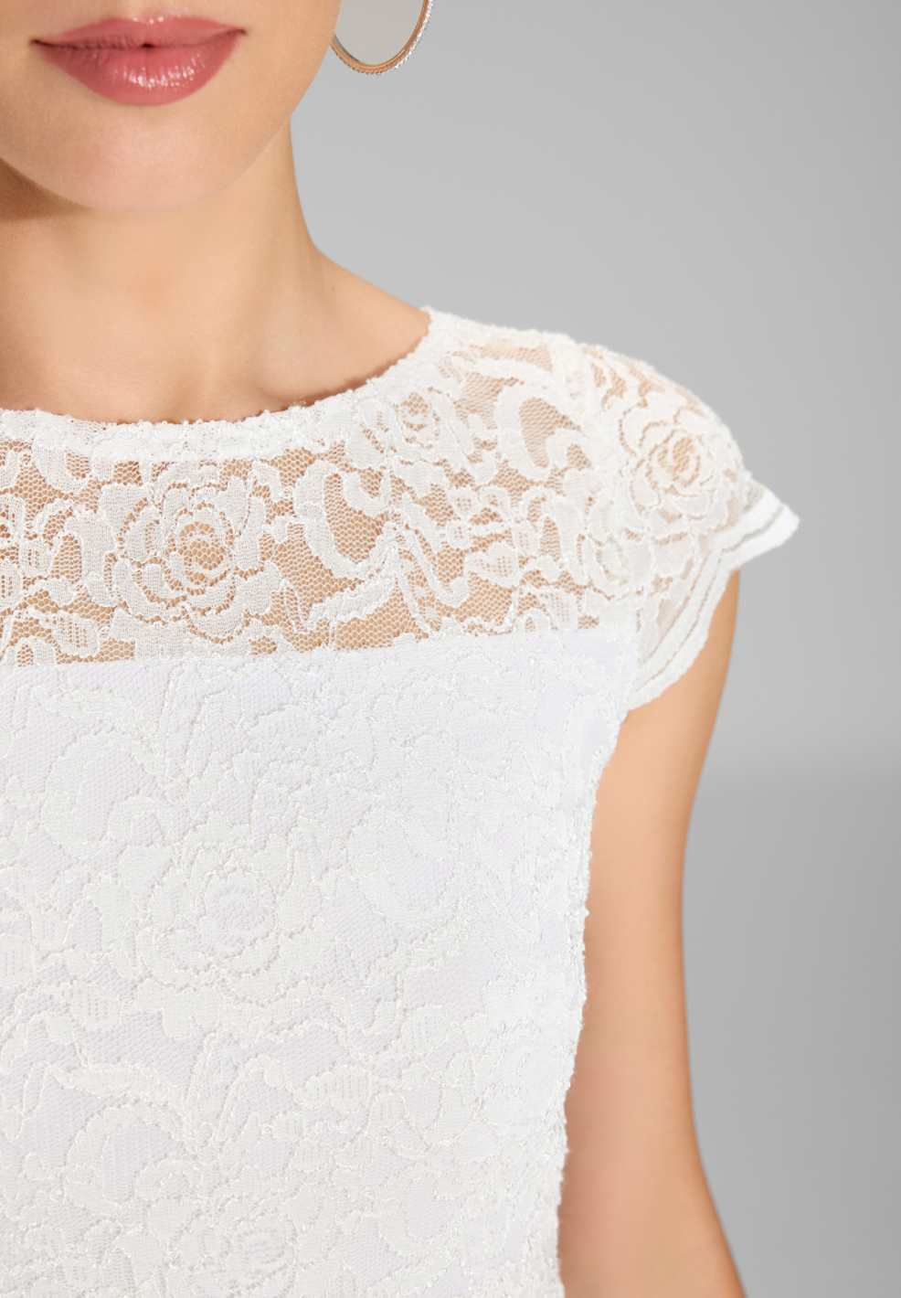 Zweifarbiges Kleid mit filigraner Spitze