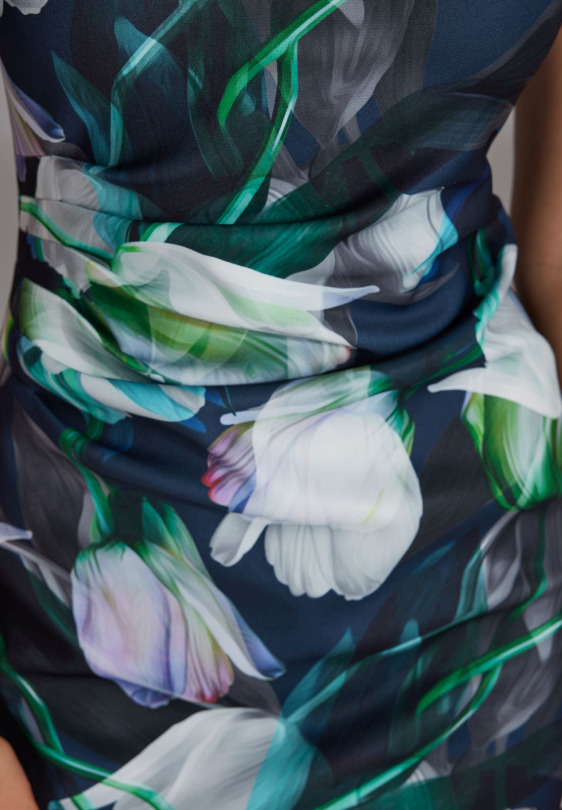 Drapiertes Etuikleid mit Print