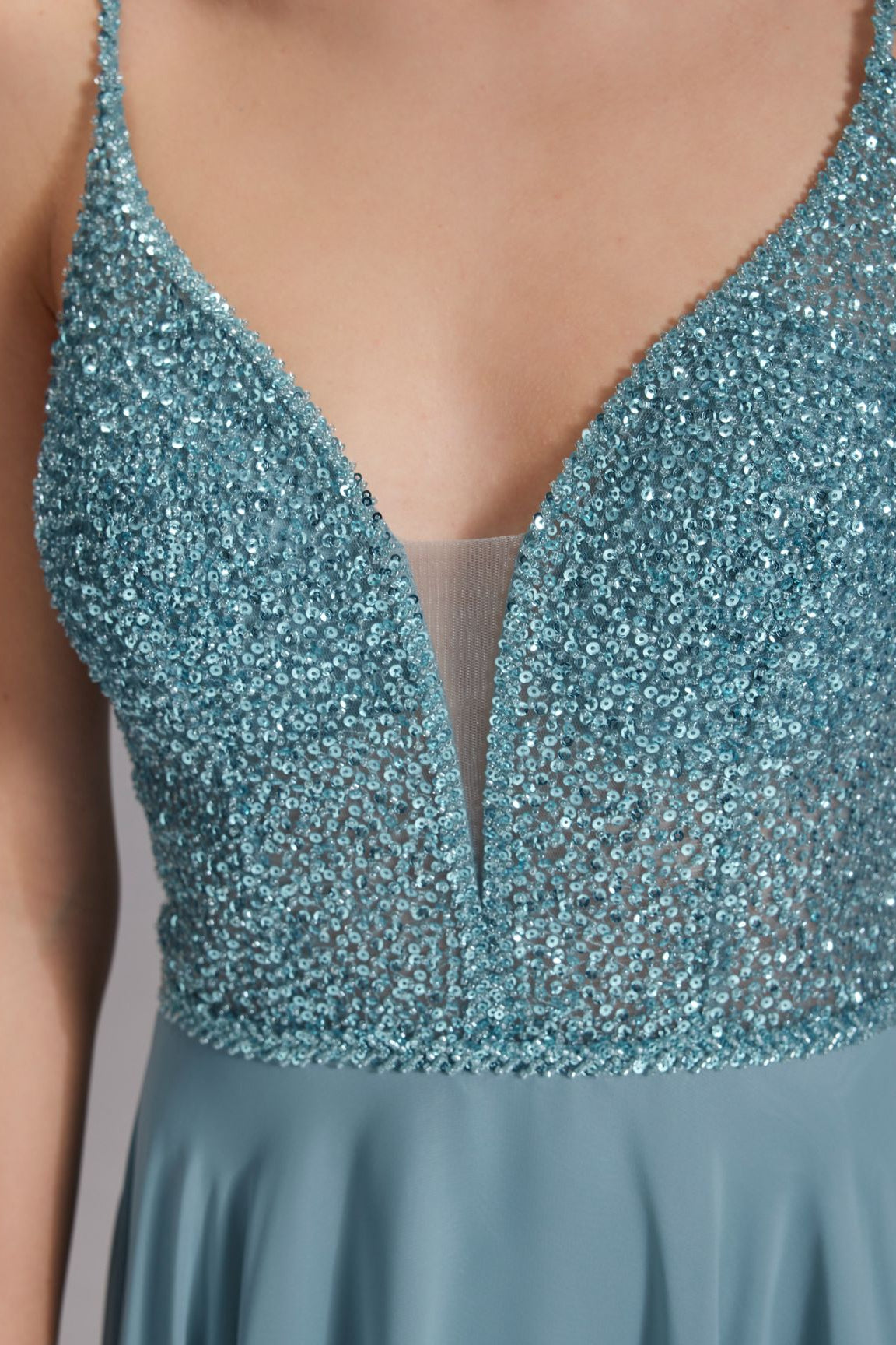 Langes paillettenbesticktes Abiball-Kleid