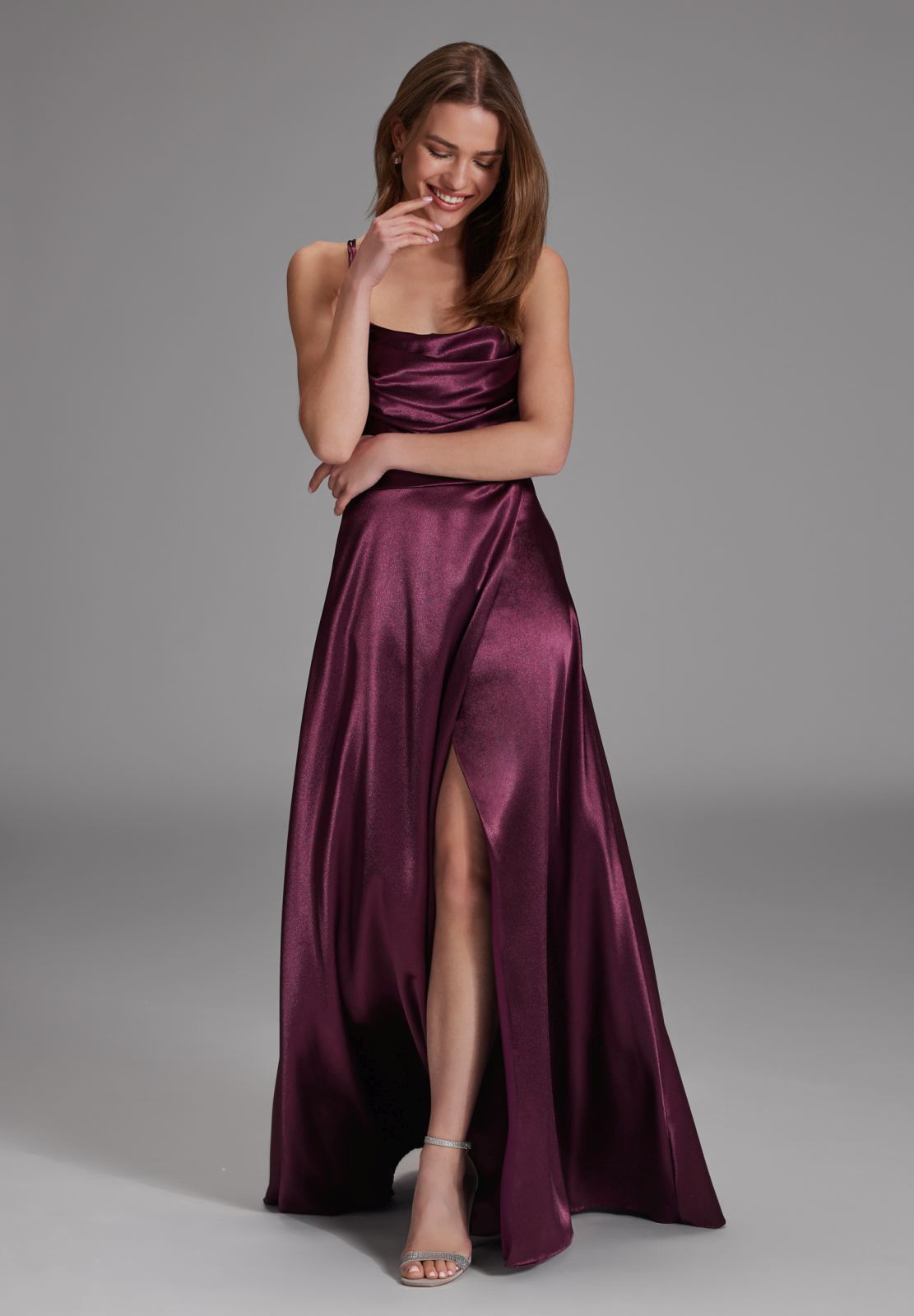 Satin-Abendkleid mit Gehschlitz vivid burgundy