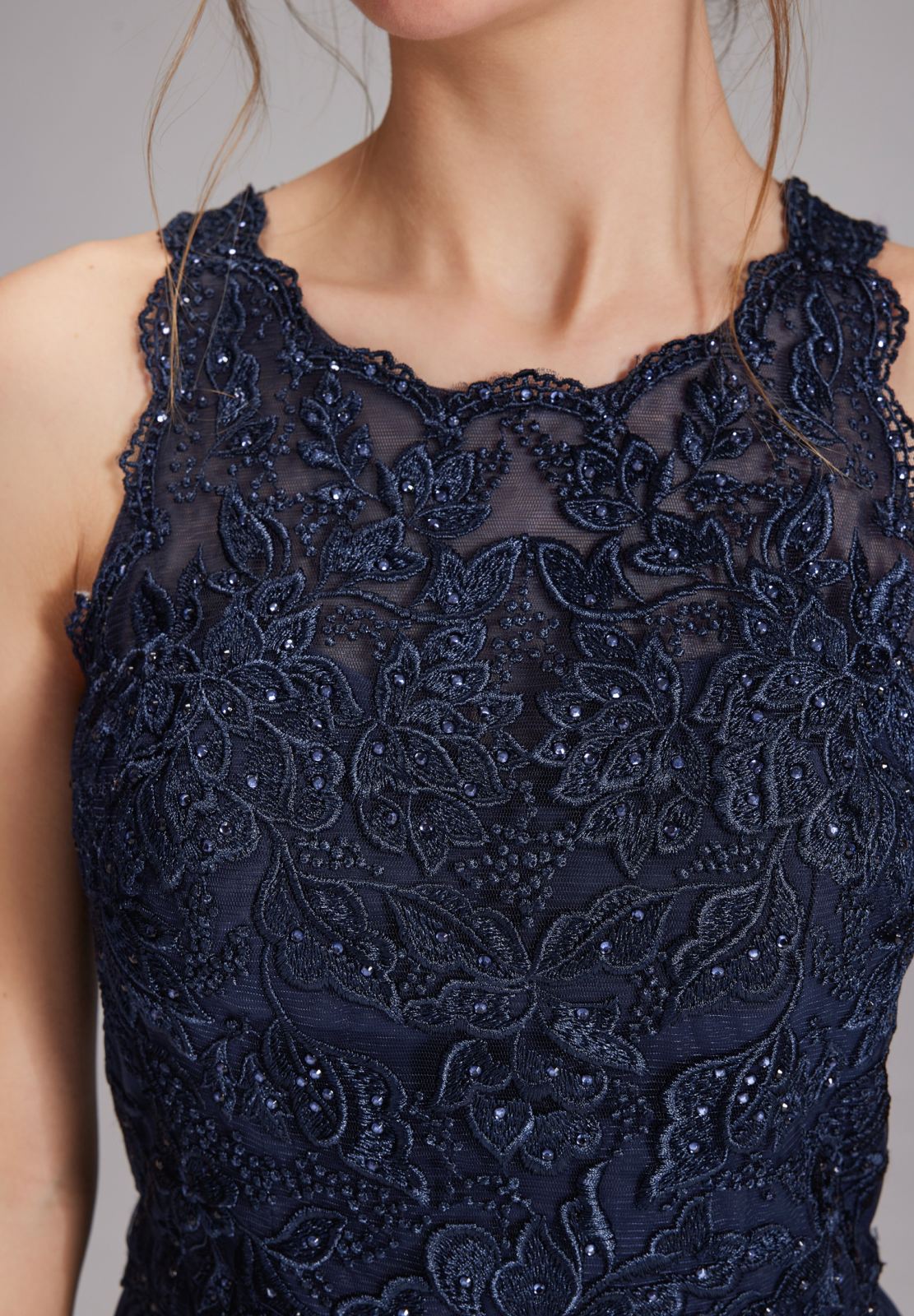 High-closed-Abendkleid mit floraler Spitze