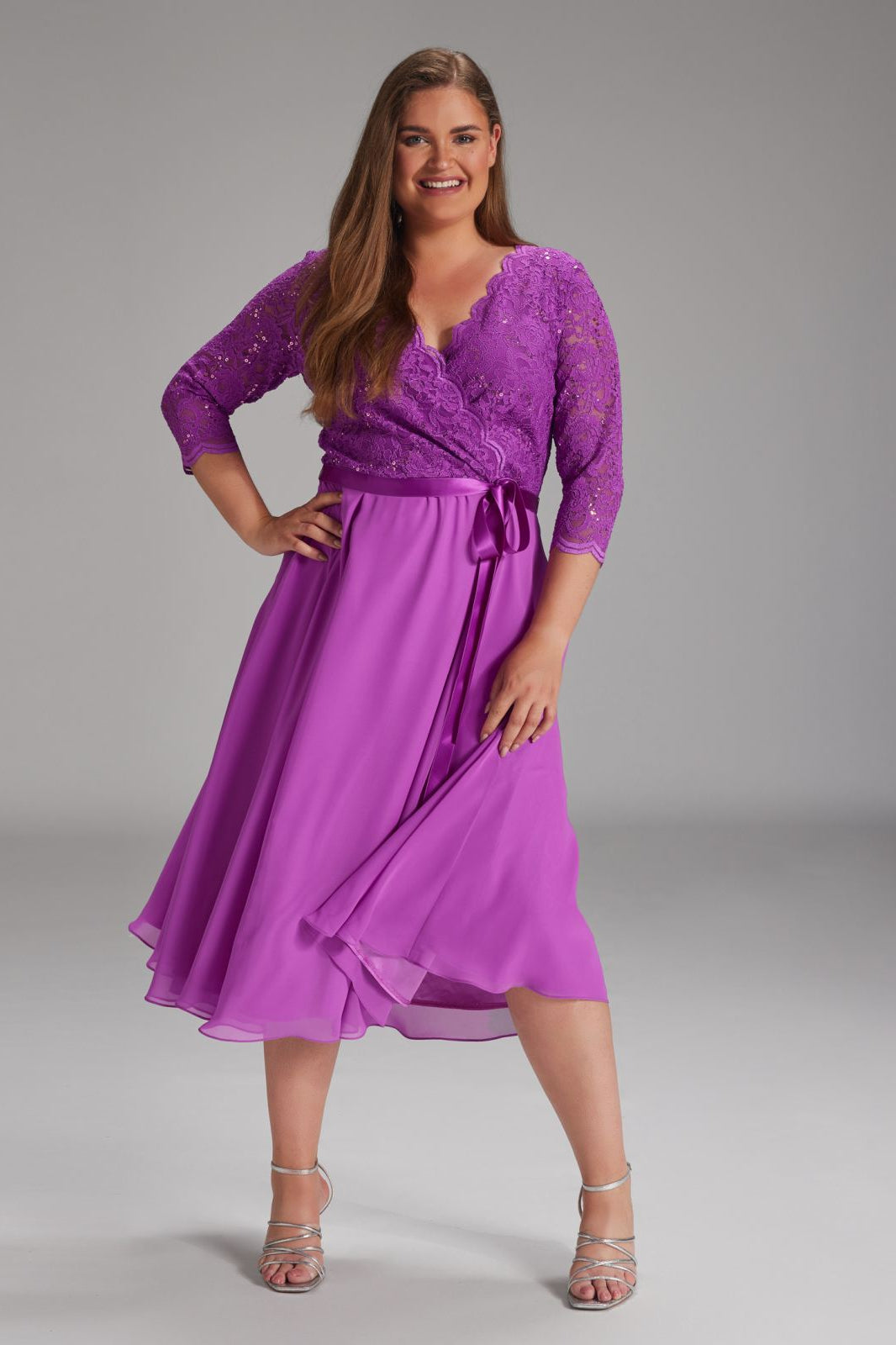 Tailliertes Chiffonkleid mit Spitze grape purple