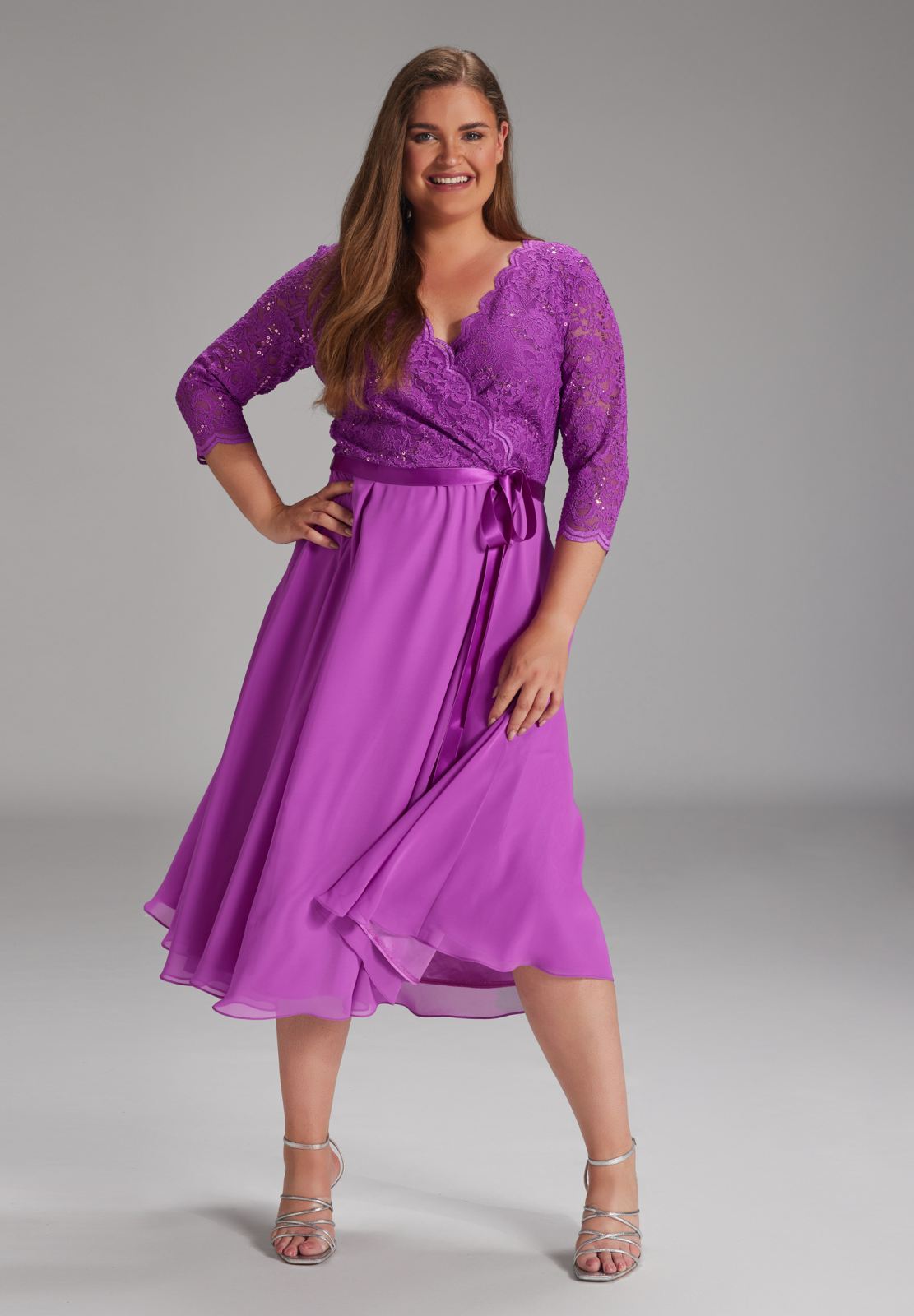 Tailliertes Chiffonkleid mit Spitze grape purple