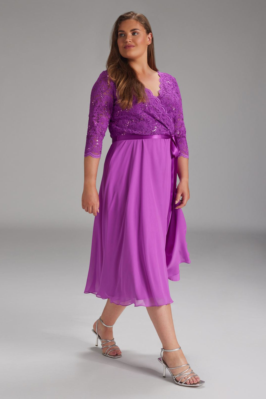 Tailliertes Chiffonkleid mit Spitze