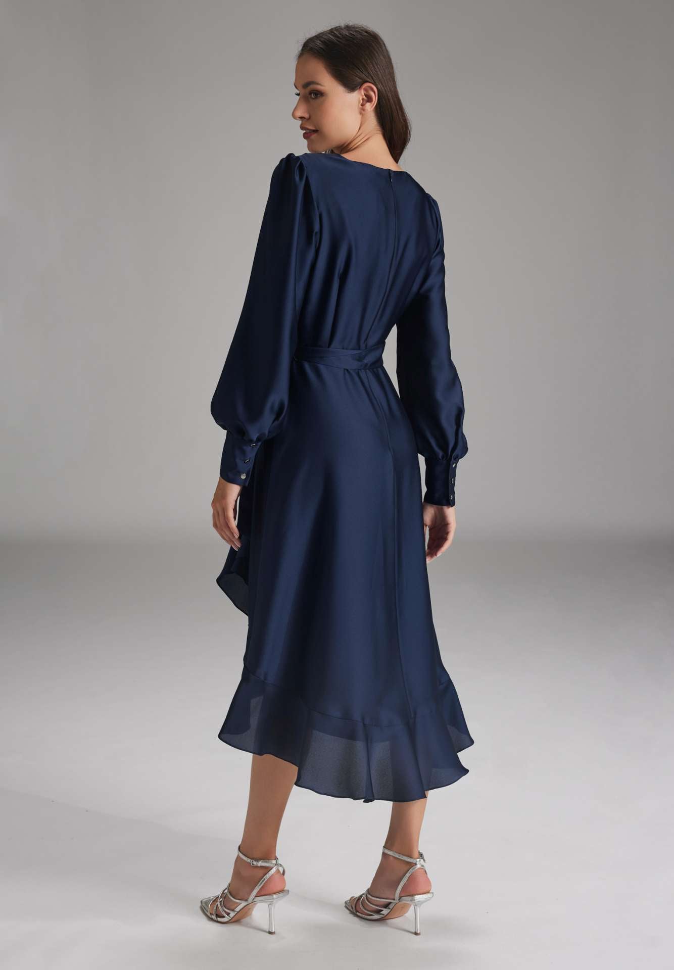 Vokuhila-Kleid mit blusigen Ärmeln