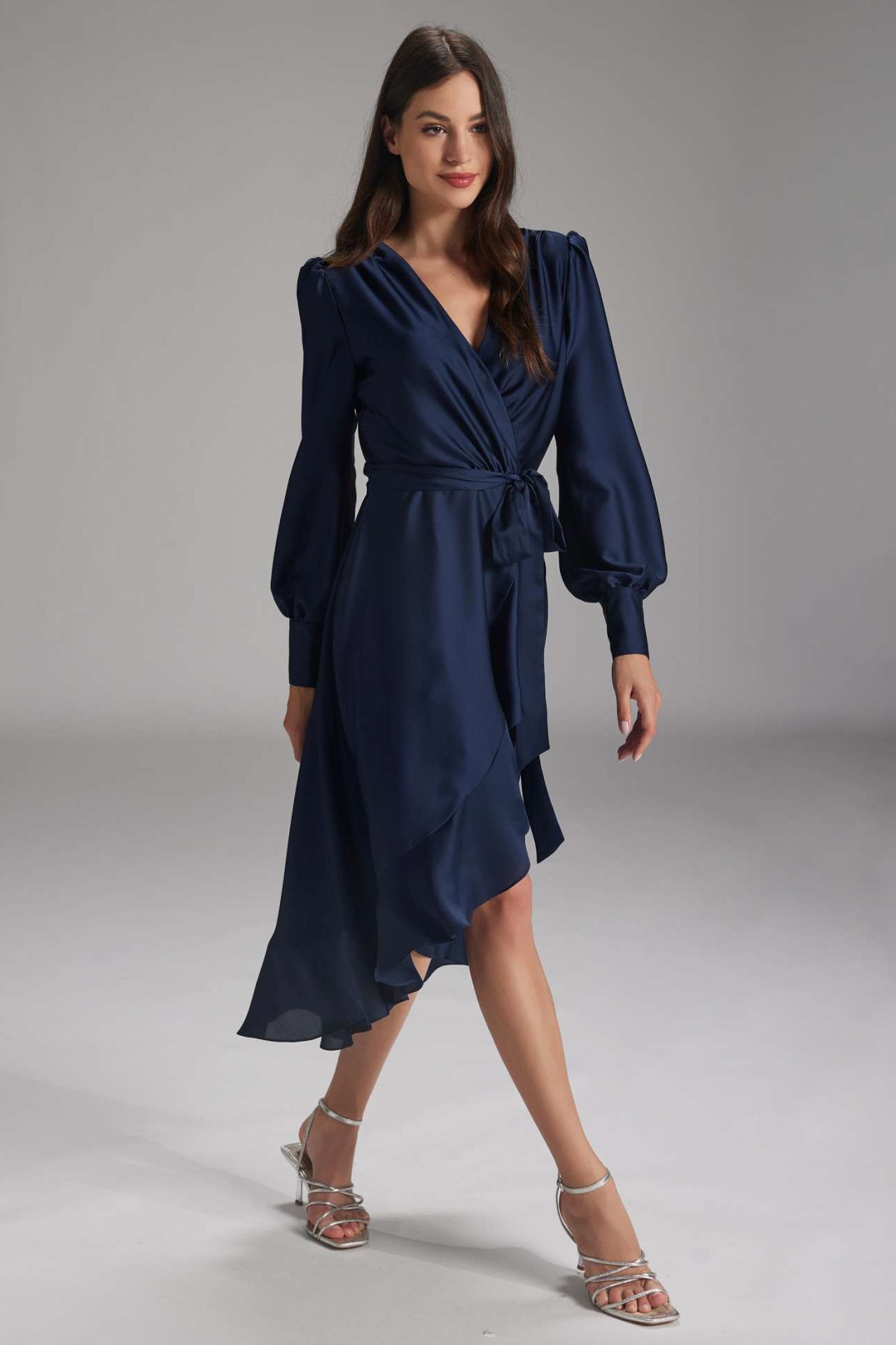 Vokuhila-Kleid mit blusigen Ärmeln