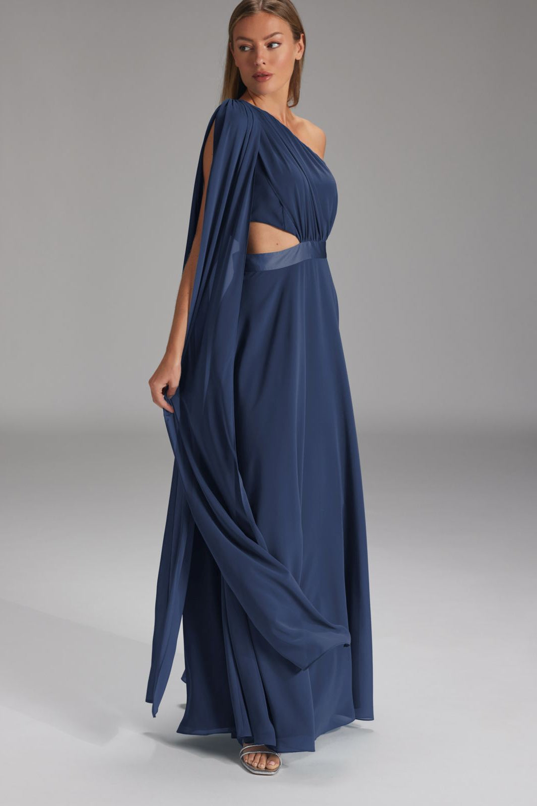 One-Shoulder-Maxikleid aus nachhaltigem Chiffon