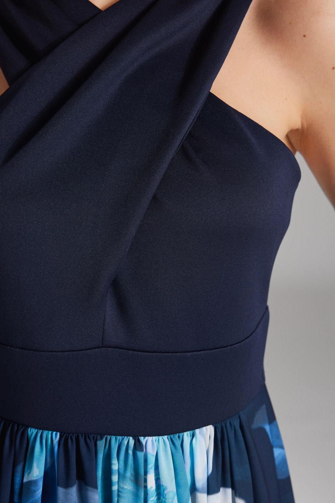 Maxikleid mit Criss-Cross-Trägern