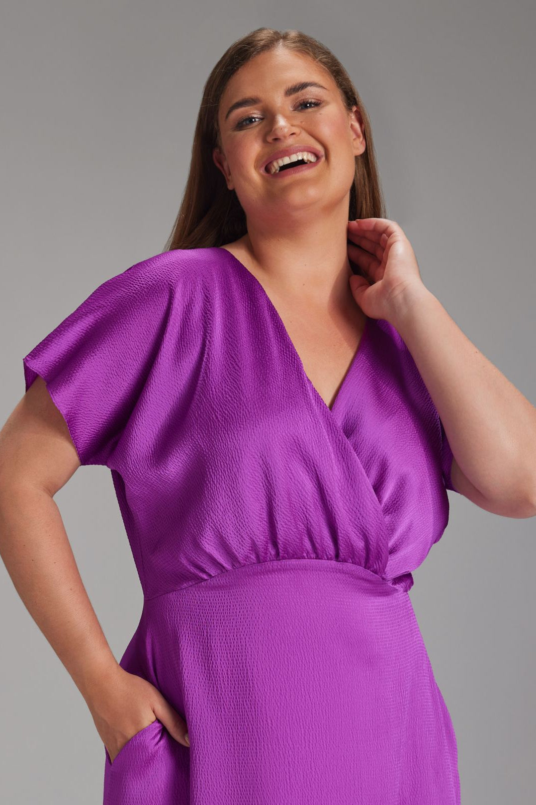 Langes Kleid aus Struktursatin