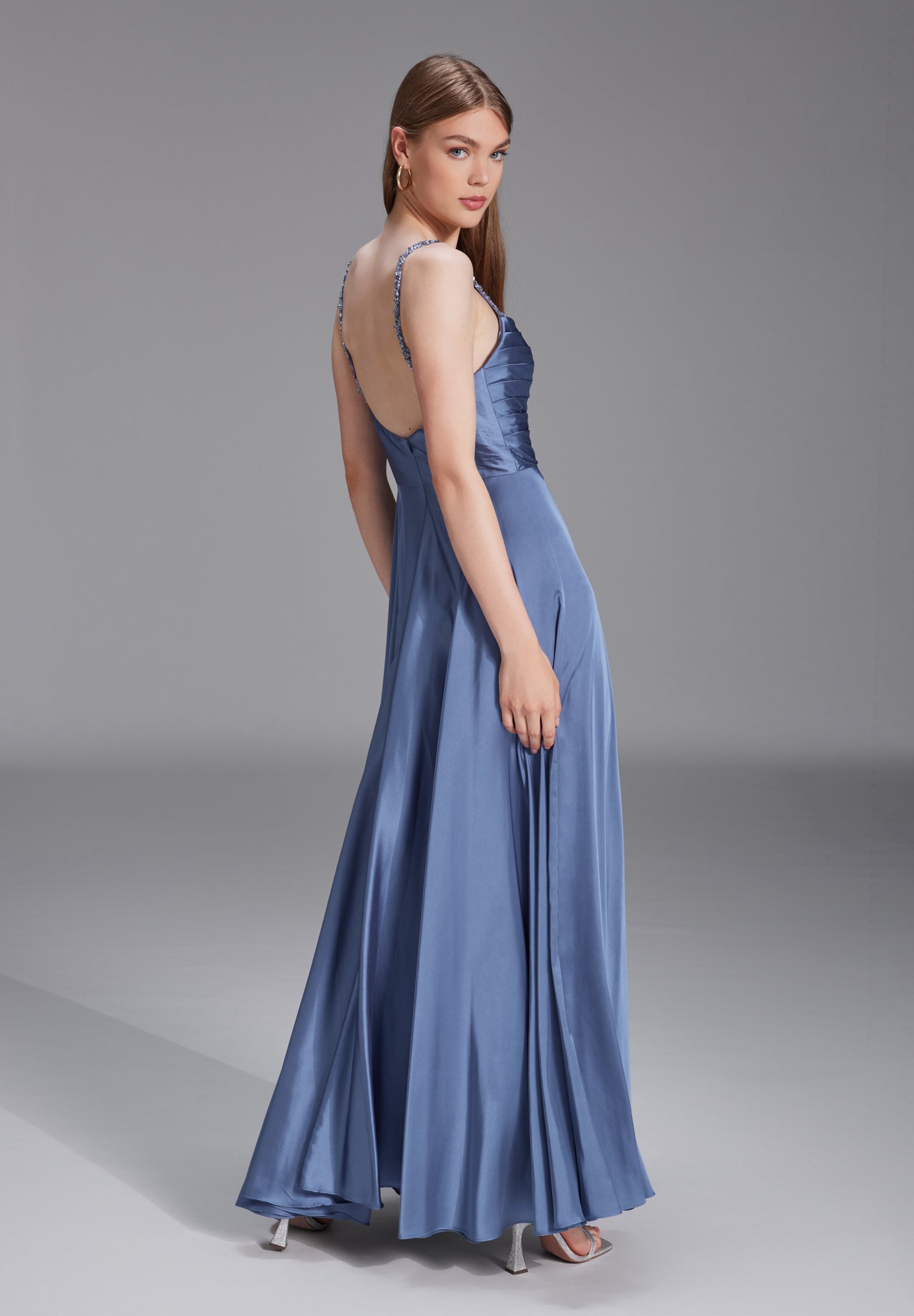 Satinkleid mit drapiertem Top und bestickten Trägern