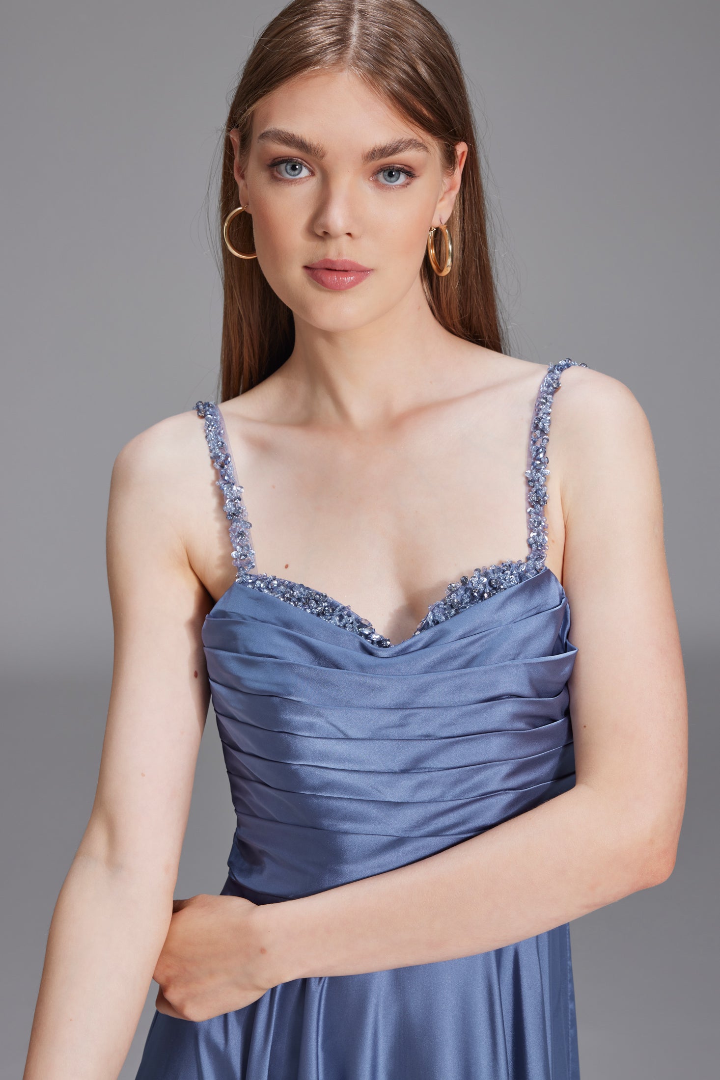 Satinkleid mit drapiertem Top und bestickten Trägern