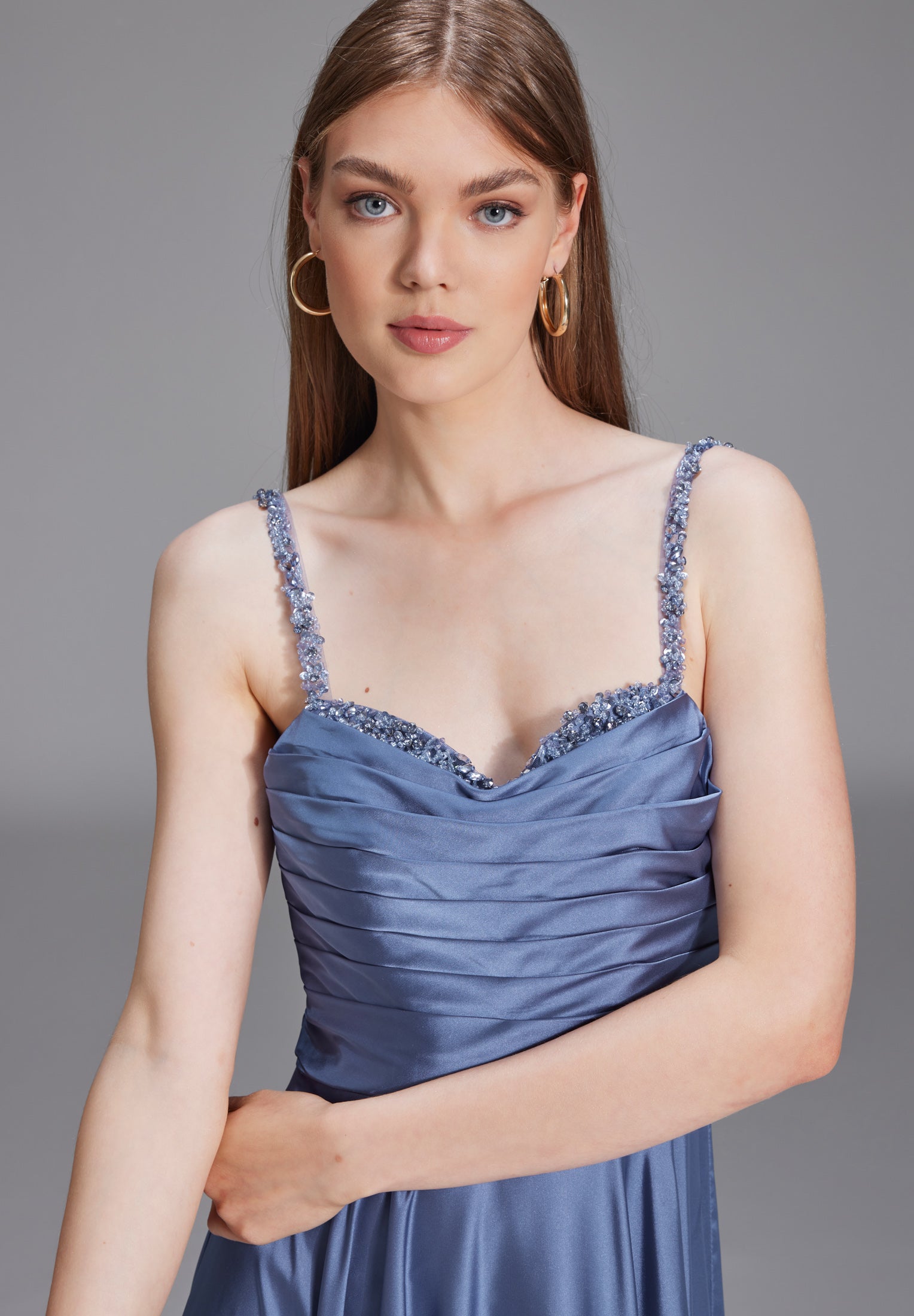 Satinkleid mit drapiertem Top und bestickten Trägern