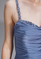 Satinkleid mit drapiertem Top und bestickten Trägern