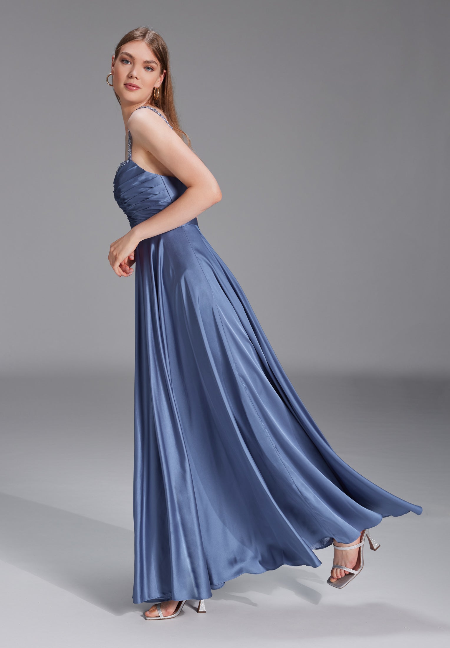 Satinkleid mit drapiertem Top und bestickten Trägern