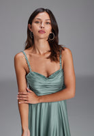 Satinkleid mit drapiertem Top und bestickten Trägern