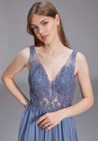 Fließendes Chiffonkleid mit Stickerei