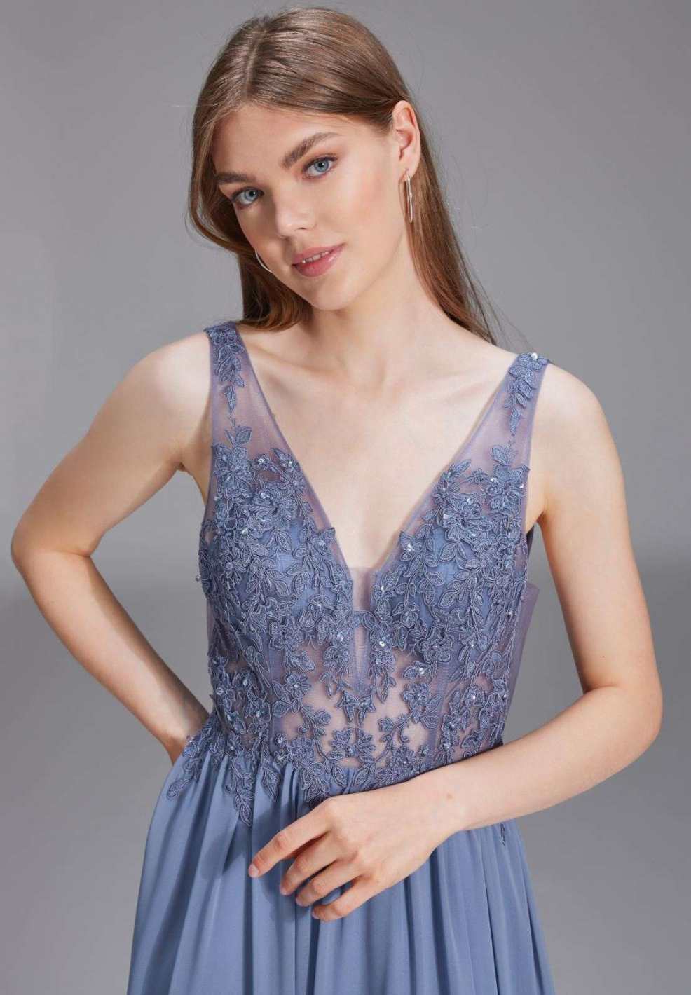 Fließendes Chiffonkleid mit Stickerei