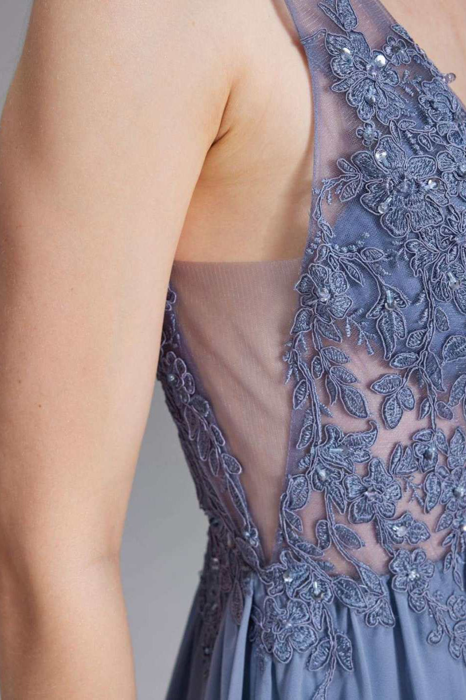 Fließendes Chiffonkleid mit Stickerei