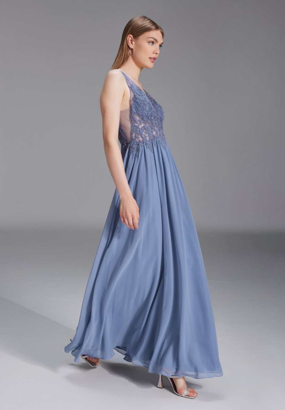 Fließendes Chiffonkleid mit Stickerei