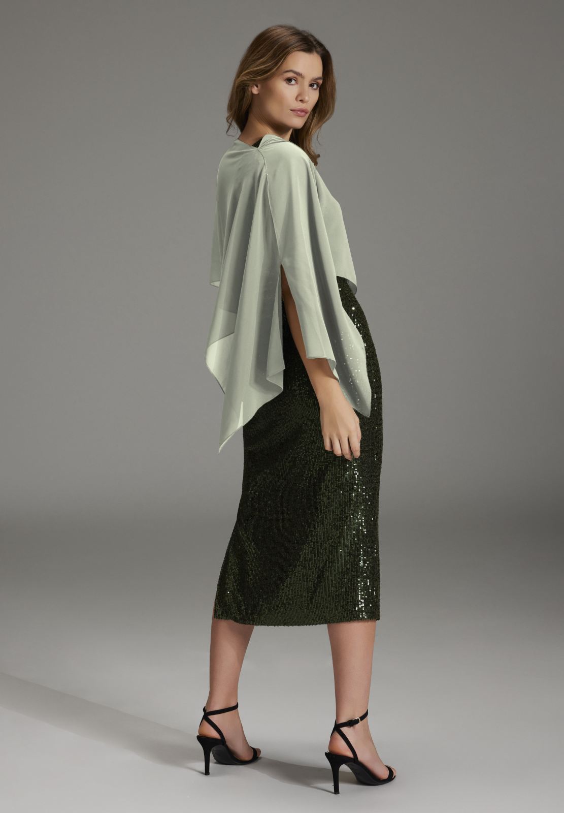 Stola aus nachhaltigem Chiffon mit Ärmelschlitzen