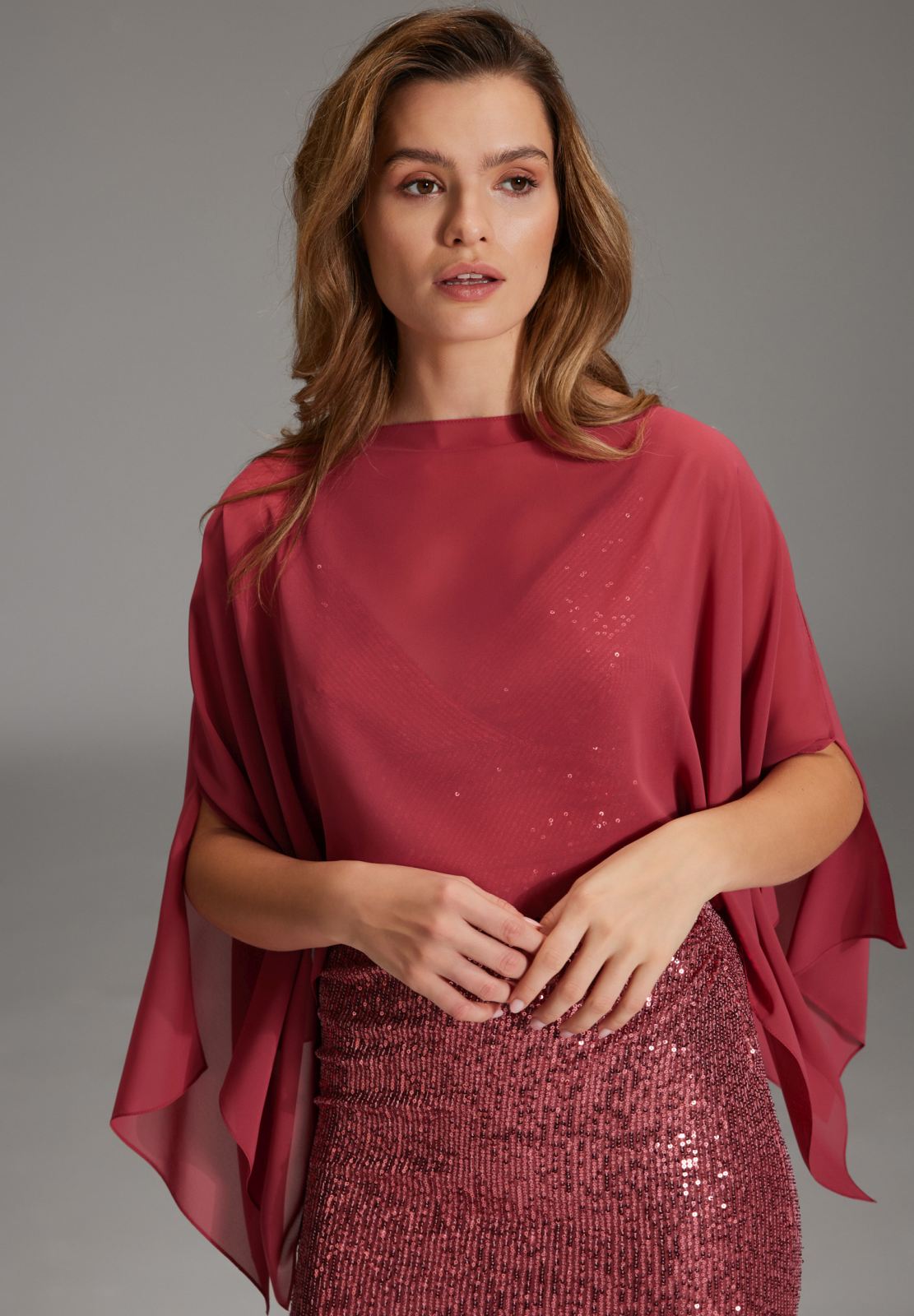 Stola aus nachhaltigem Chiffon mit Ärmelschlitzen