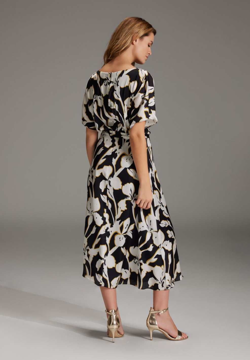 Midi Kleid aus floral bedrucktem Satin mit Wasserfall Ausschnitt