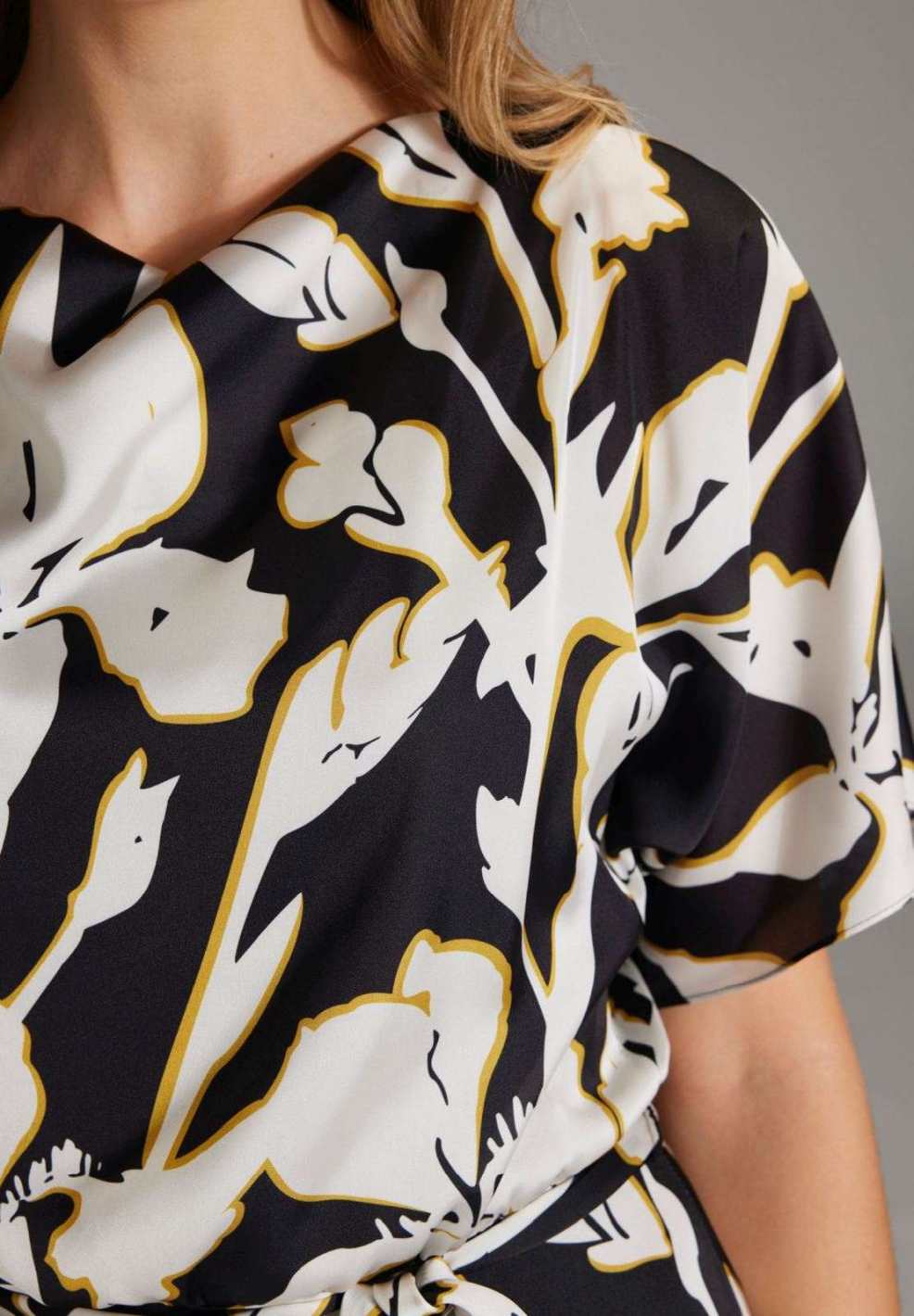 Midi Kleid aus floral bedrucktem Satin mit Wasserfall Ausschnitt