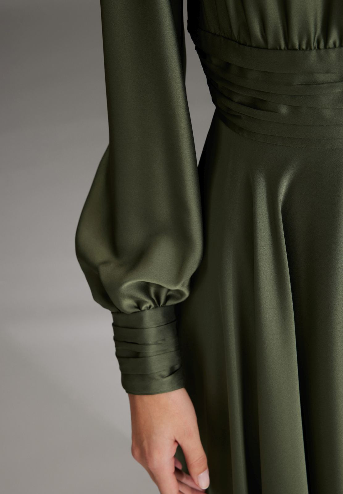 Midi Kleid aus nachhaltigem Satin mit Raffdetails