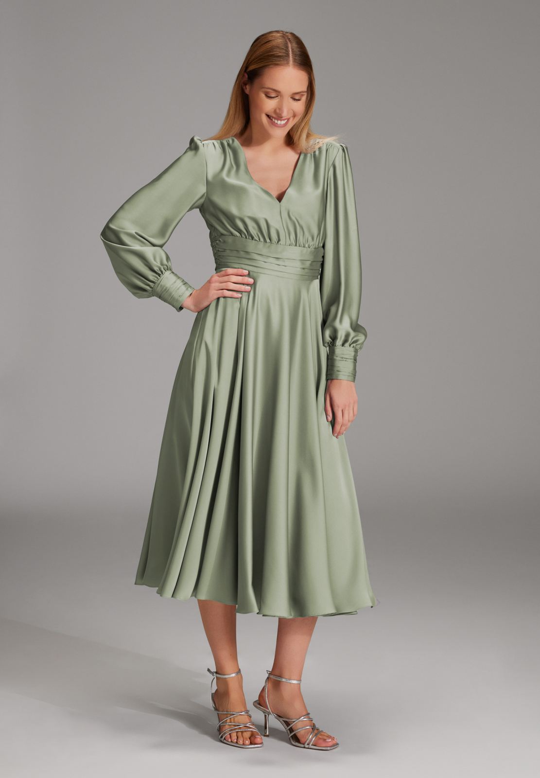 Midi Kleid aus nachhaltigem Satin mit Raffdetails eucalyptus green