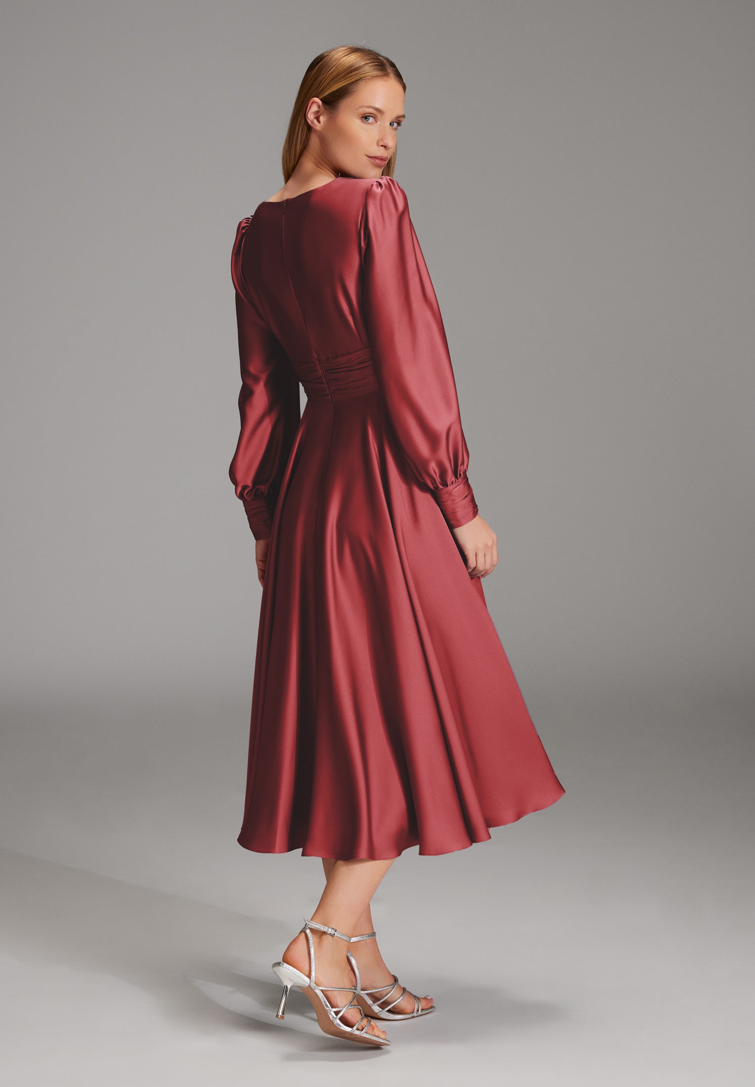 Midi Kleid aus nachhaltigem Satin mit Raffdetails