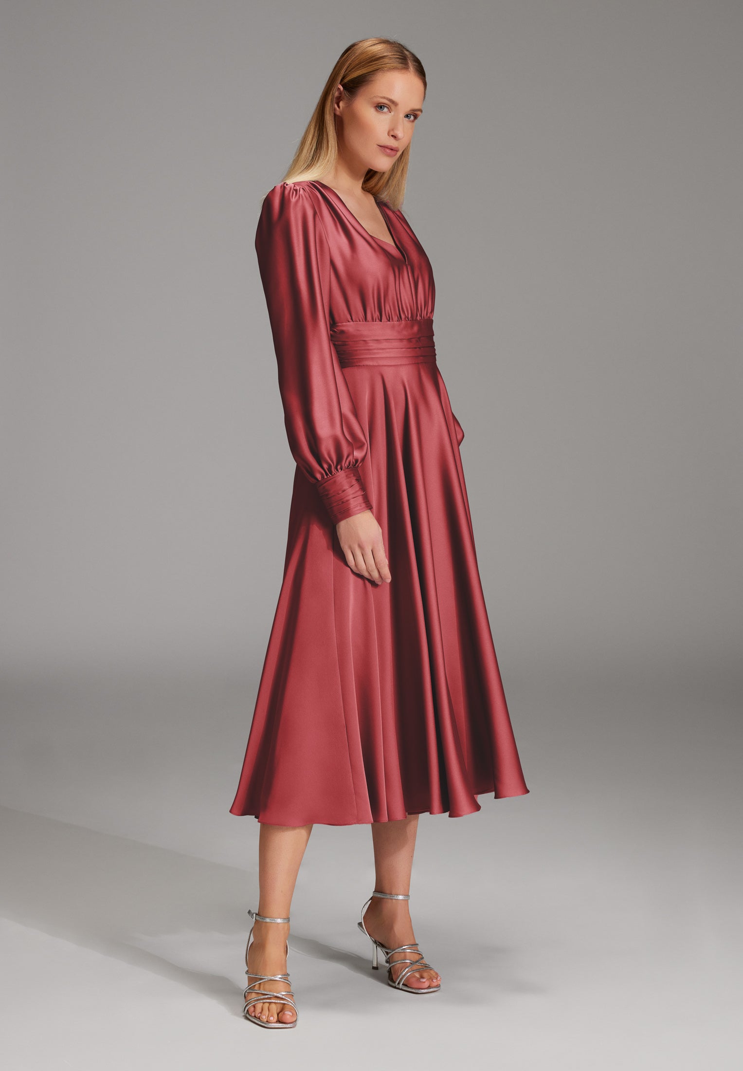 Midi Kleid aus nachhaltigem Satin mit Raffdetails