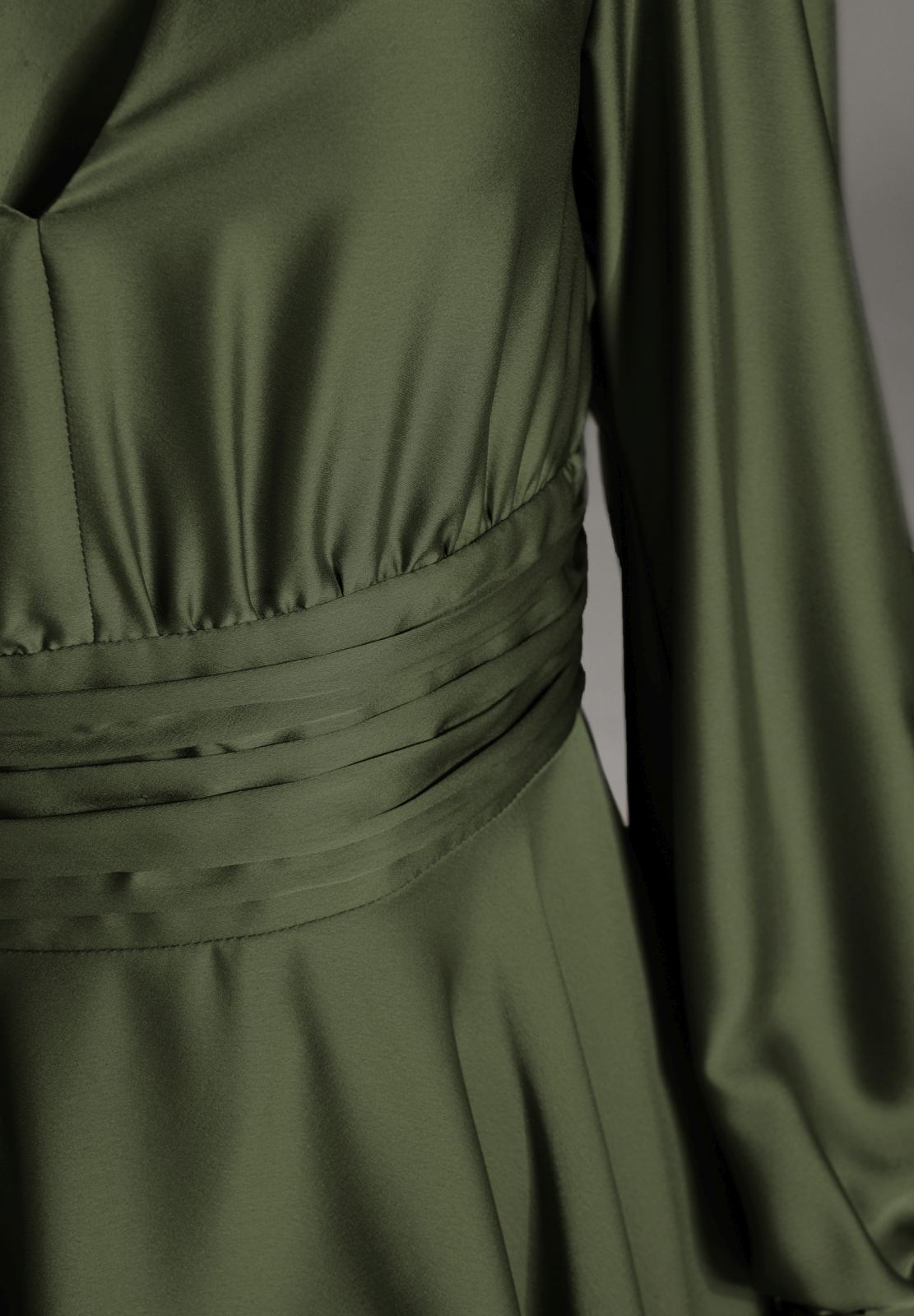 Cocktailkleid aus nachhaltigem Satin mit langen Ärmeln und Raff Details