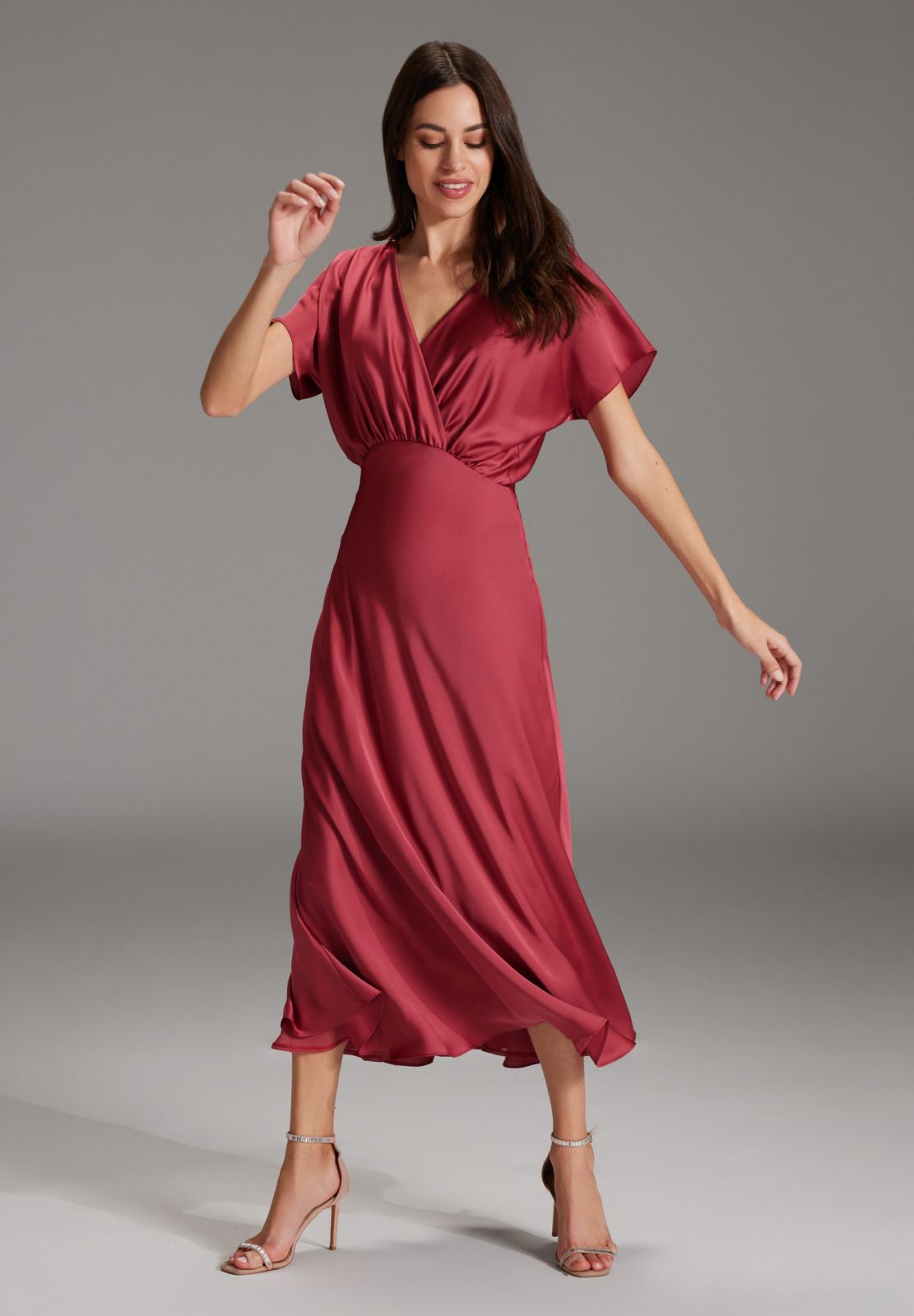 Midi Kleid aus nachhaltigem Satin mit tiefem Rückenausschnitt brick red