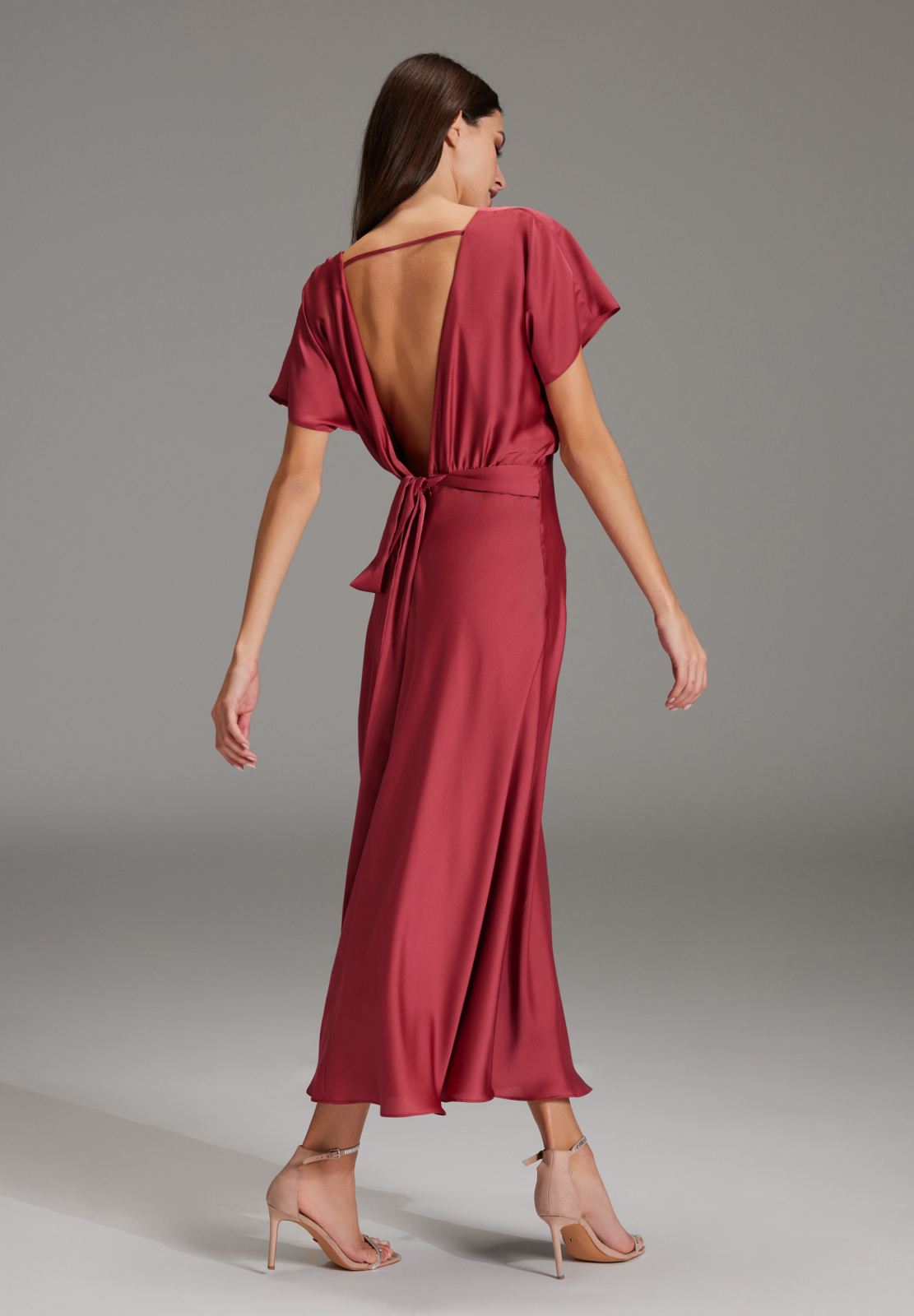 Midi Kleid aus nachhaltigem Satin mit tiefem Rückenausschnitt