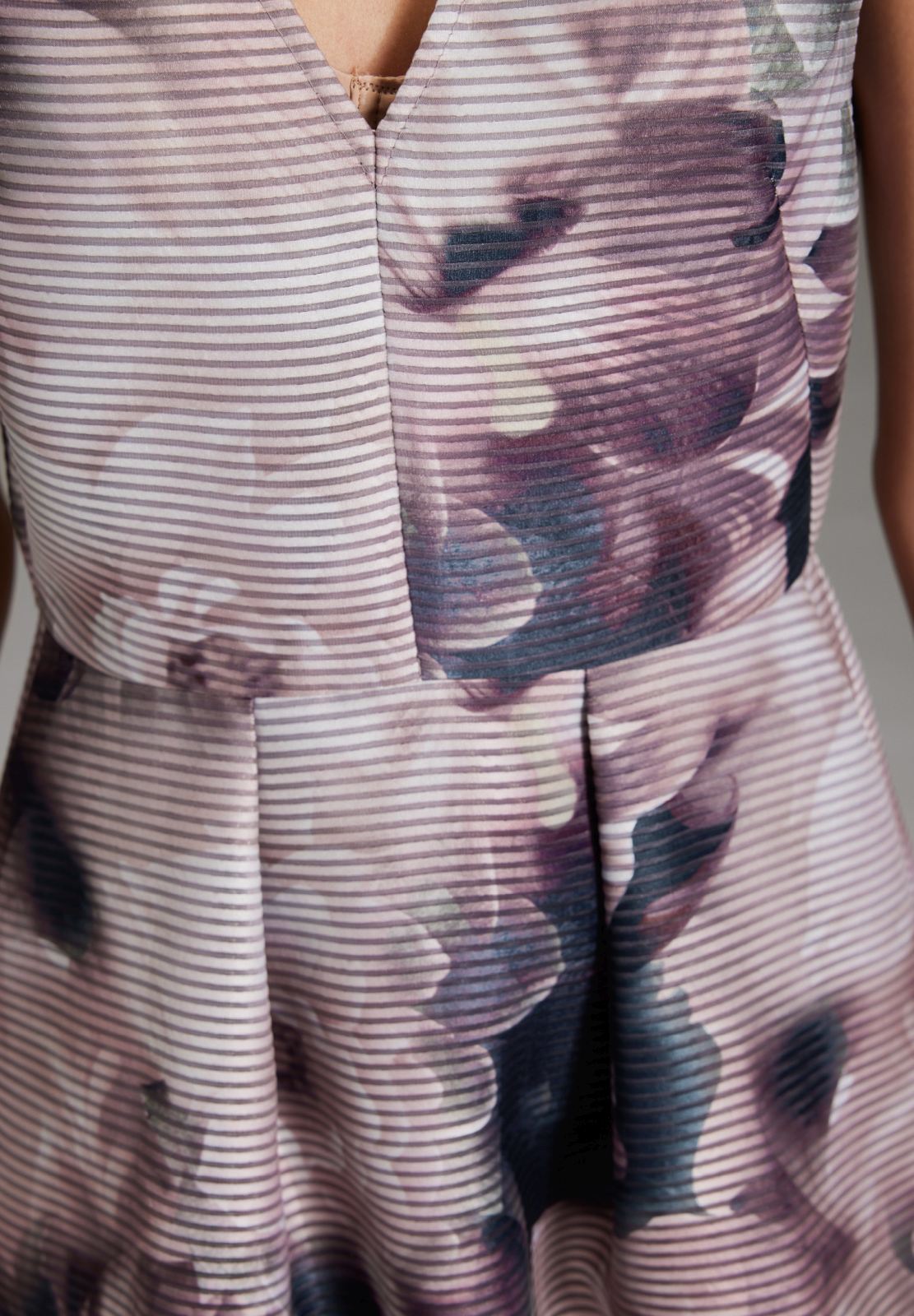 Cocktail Kleid aus bedrucktem Streifenorganza