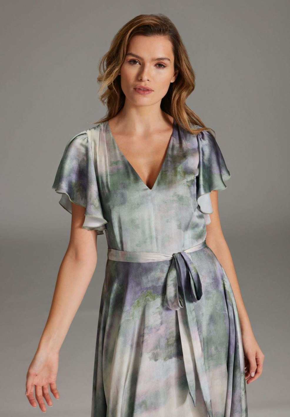 Abendkleid aus bedrucktem Satin mit gerüschten Ärmeln