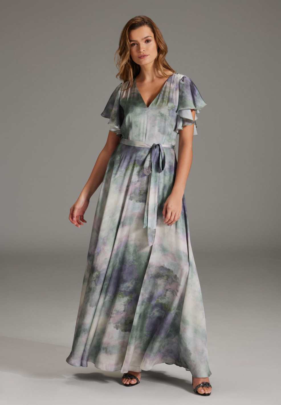 Abendkleid aus bedrucktem Satin mit gerüschten Ärmeln