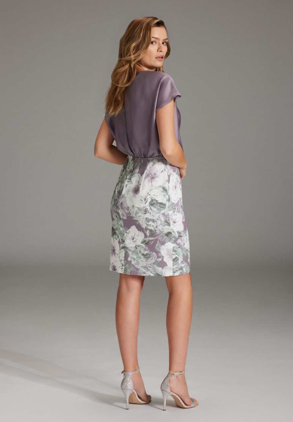 Blusiges Etuikleid aus Material Mix mit Wasserfall Ausschnitt